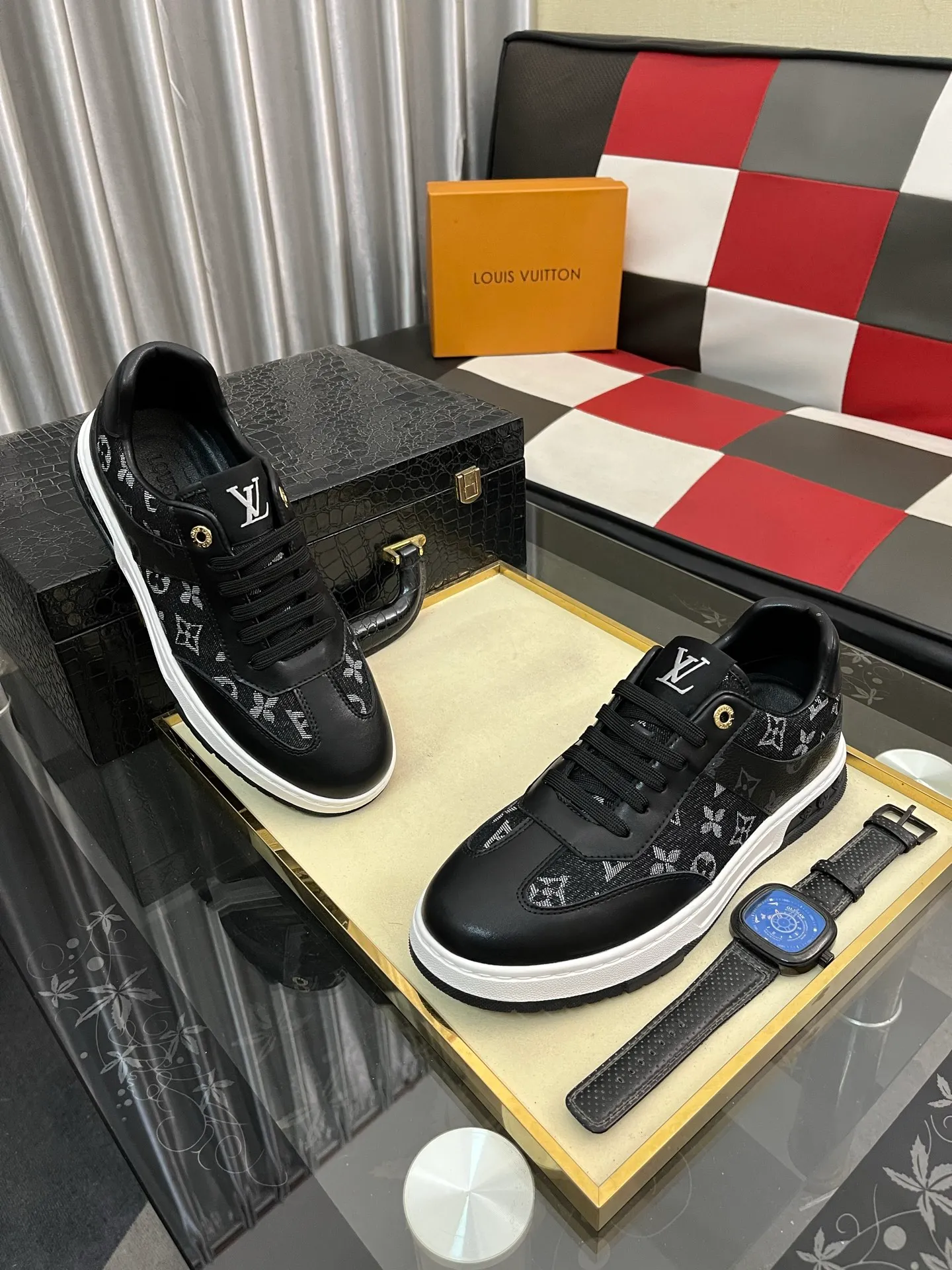 Men's shoes 💰400⌚️⌚️《Louis vuitton/LV Louis Vuitton》original quality.~ Unique modern style sneakers. 🏃A must-have casual shoe for trendy men😍😍 Original brand imported from Italy, imported original leather, cowhide lining (refuses to discolor and grind feet) sole: original sole provided by the original factory, French lazy style design ⚠️Fit to the feet, original quality, super comfortable original sole. Code number: 38-442️⃣Colors available